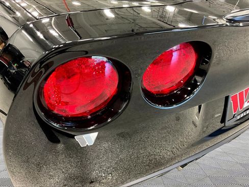 Used 2007 Chevrolet Corvette Coupe w/ Performance Package RWD image 17
