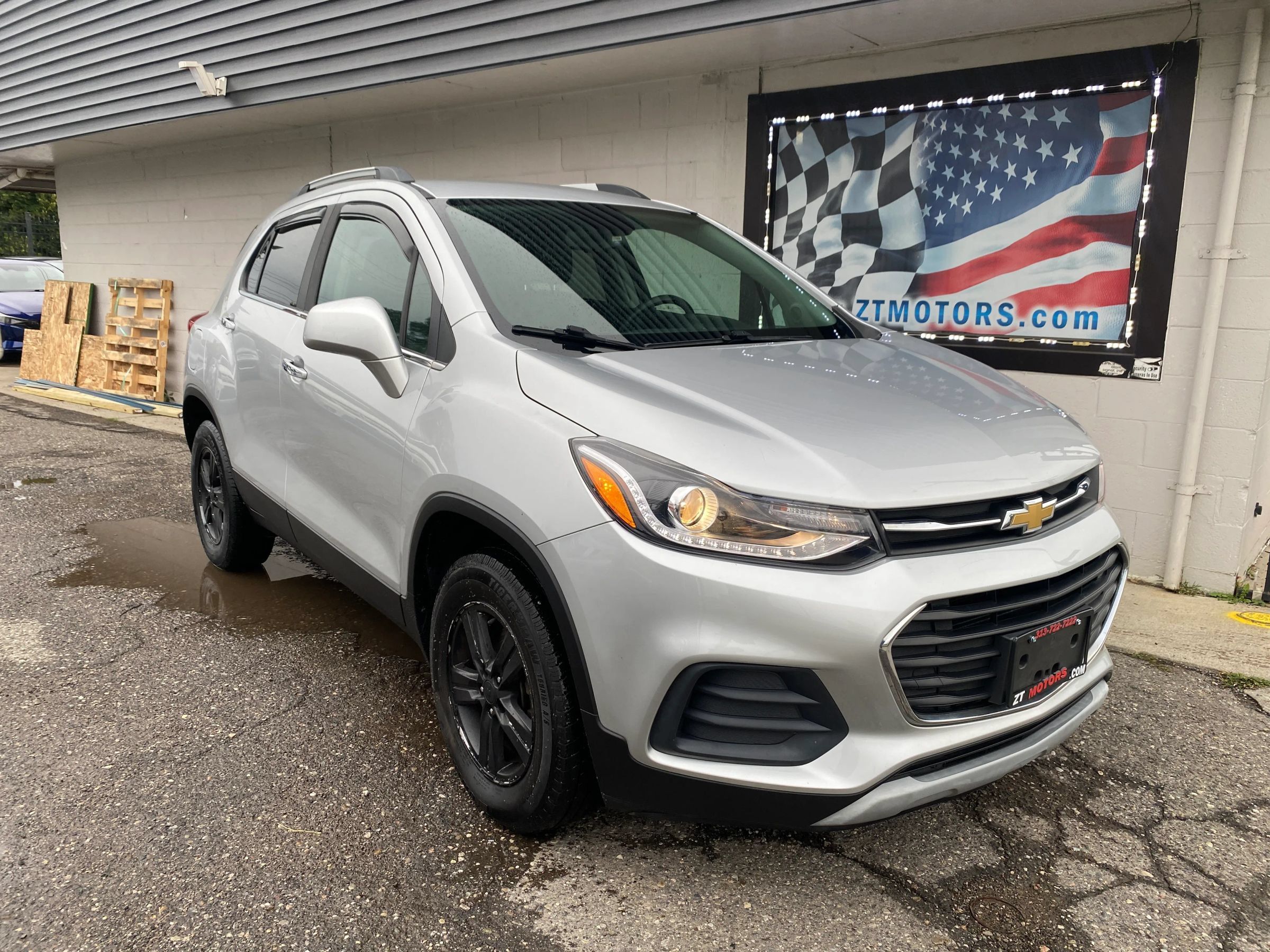 Used 2017 Chevrolet Trax LT w/ LT Convenience Package AWD/4WD image 1