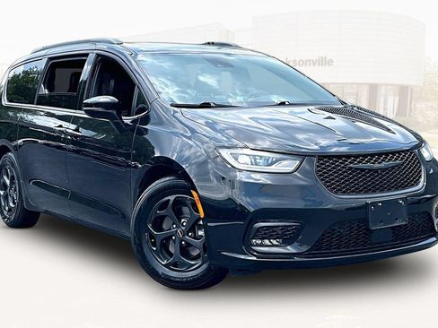 Used 2024 Chrysler Pacifica Premium FWD image 3