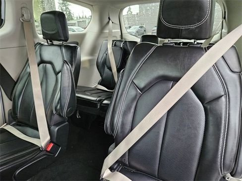 Used 2024 Chrysler Pacifica Touring-L image 14