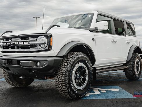 Certified 2023 Ford Bronco Outer Banks w/ Sasquatch Package image 3
