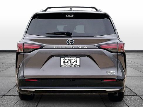 Used 2021 Toyota Sienna Limited FWD image 4