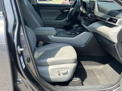 Used 2021 Toyota Highlander XLE AWD/4WD image 26