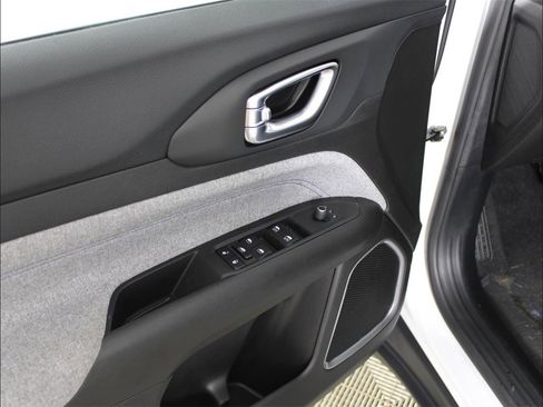 New 2025 Jeep Compass Latitude image 9