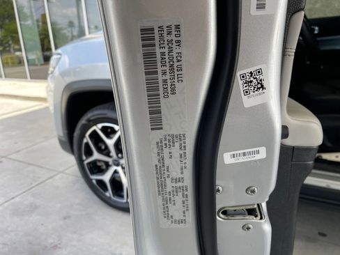 Used 2025 Jeep Compass Limited image 30