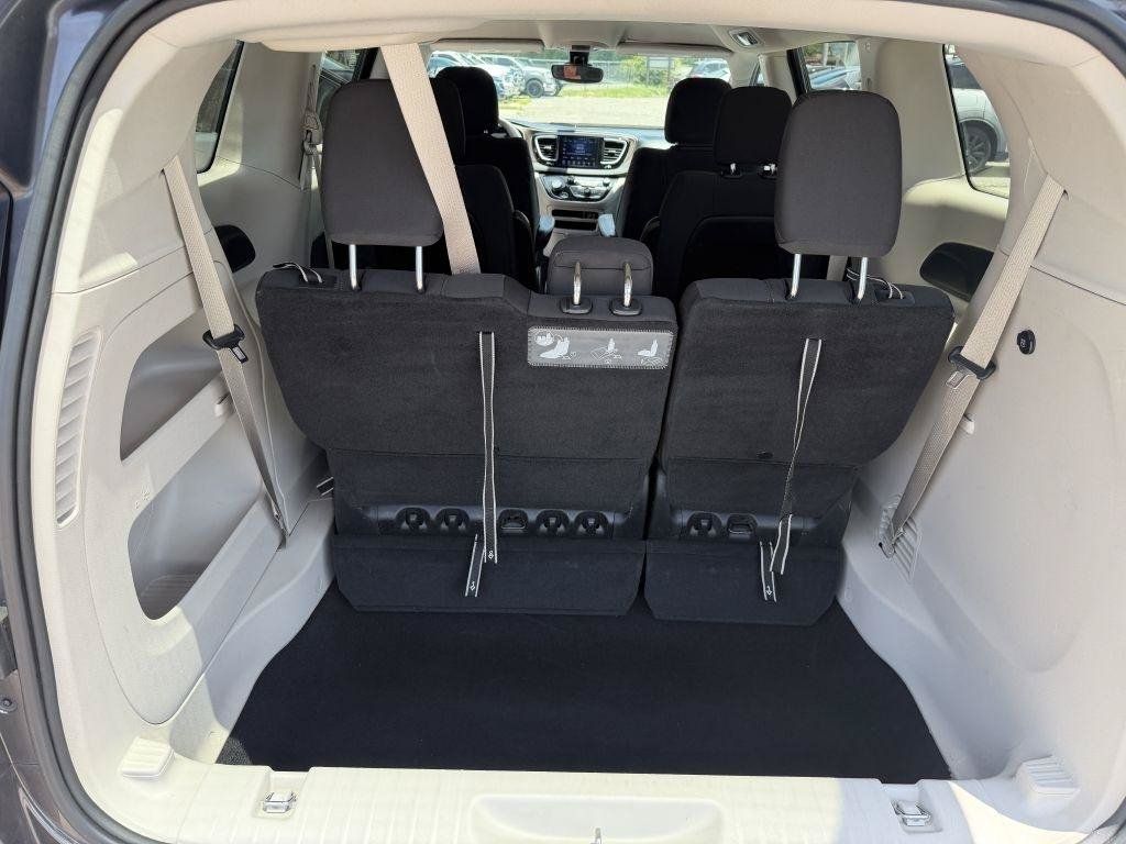 Used 2017 Chrysler Pacifica Touring FWD image 19
