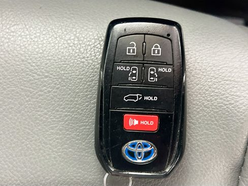 Used 2024 Toyota Sienna XLE FWD image 36