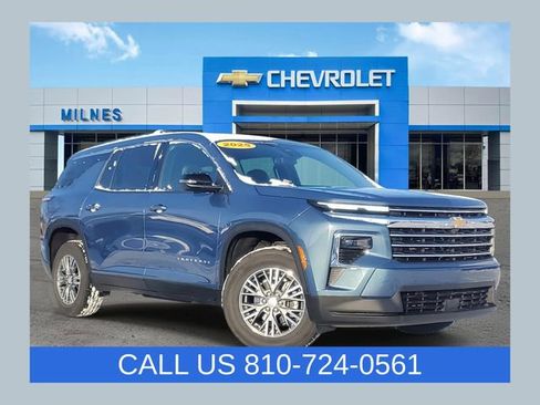 Used 2025 Chevrolet Traverse LT image 1