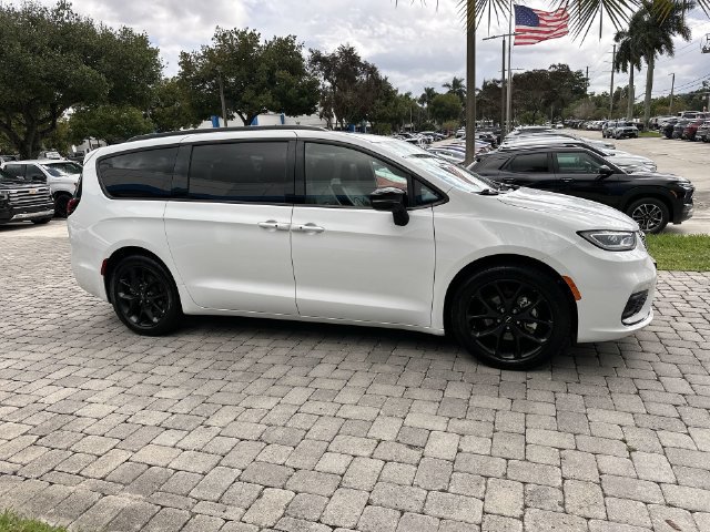 Used 2025 Chrysler Pacifica Limited FWD image 15