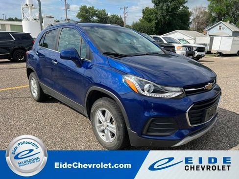 Used 2017 Chevrolet Trax LT w/ LT Convenience Package AWD/4WD image 1