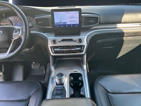 Used 2022 Ford Explorer XLT w/ Equipment Group 202A image 11