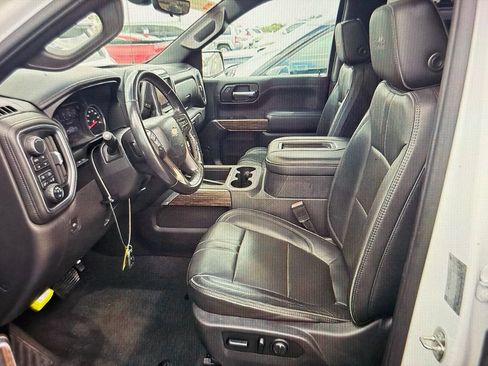 Used 2019 Chevrolet Silverado 1500 High Country w/ Technology Package AWD/4WD image 8