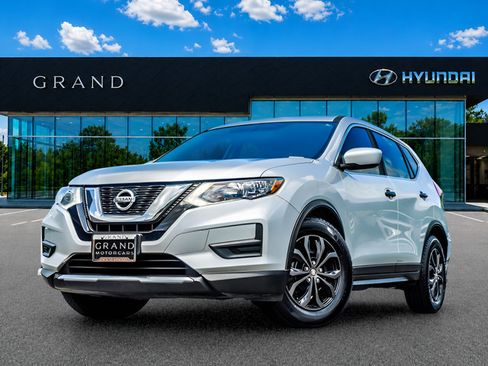 Used 2017 Nissan Rogue S FWD image 1