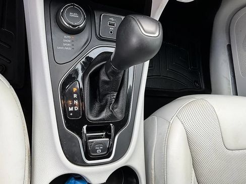 Used 2019 Jeep Cherokee Limited w/ Luxury Group AWD/4WD image 26