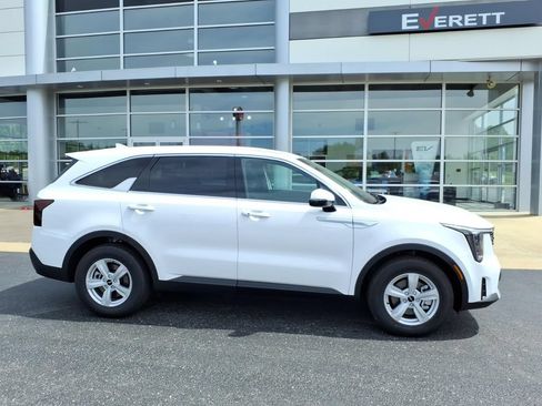 Certified 2026 Kia Sorento LX FWD image 2