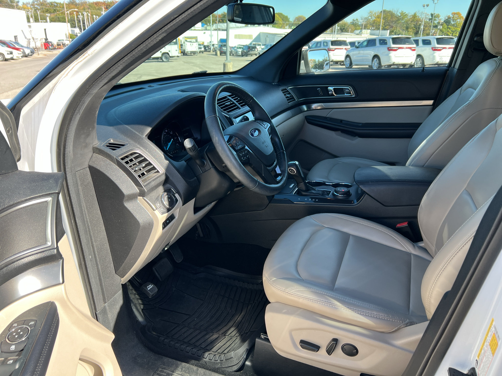 Used 2019 Ford Explorer XLT w/ Equipment Group 202A AWD/4WD image 13