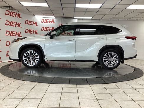 Used 2021 Toyota Highlander Platinum AWD/4WD image 4