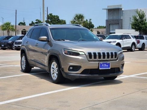 Used 2019 Jeep Cherokee Latitude w/ Popular Appearance Group FWD image 3