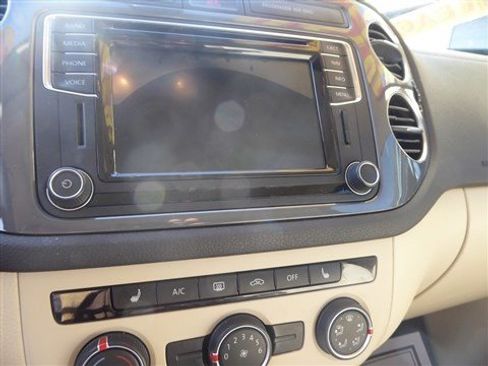 Used 2016 Volkswagen Tiguan SE image 10