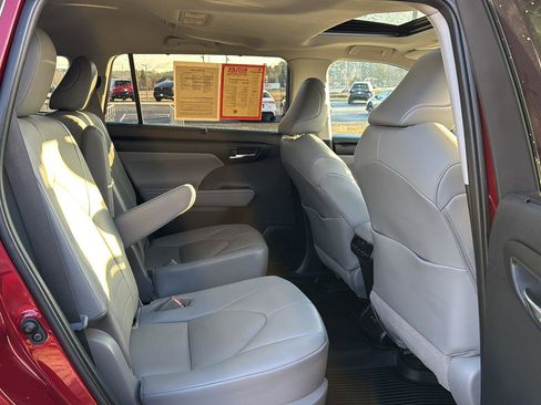 Certified 2020 Toyota Highlander XLE image 11