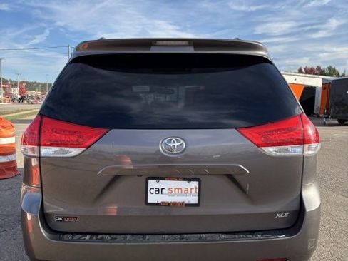 Used 2013 Toyota Sienna XLE image 6