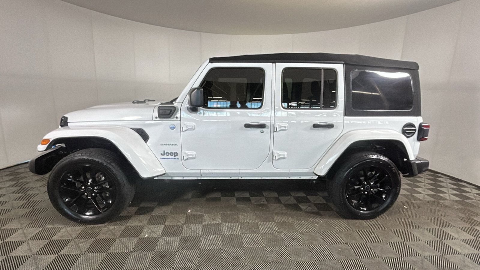 Used 2024 Jeep Wrangler Unlimited Sahara AWD/4WD image 6