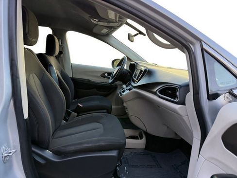 Used 2022 Chrysler Voyager LX FWD image 12