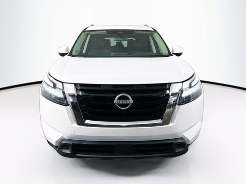 Used 2025 Nissan Pathfinder SV image 2