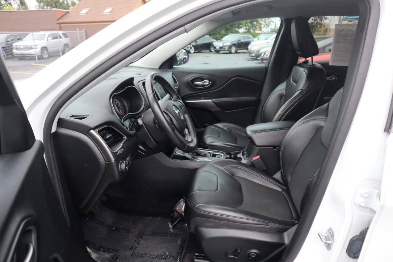Used 2019 Jeep Cherokee Latitude Plus w/ Cold Weather Group FWD image 18