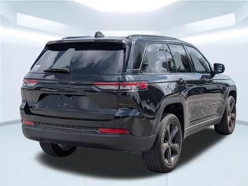 Used 2025 Jeep Grand Cherokee Altitude RWD image 7