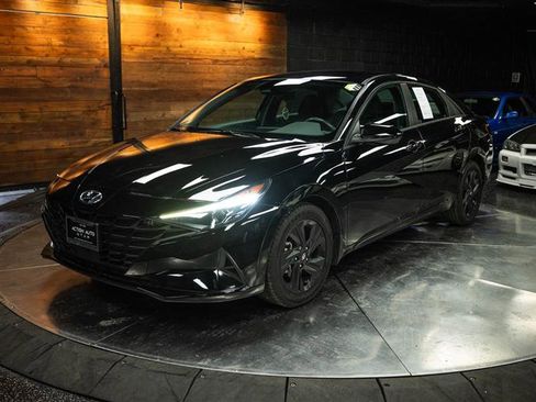 Used 2022 Hyundai Elantra SEL w/ Convenience Package image 2