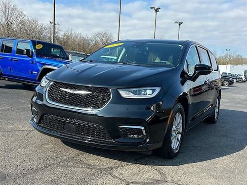 Used 2024 Chrysler Pacifica Touring-L FWD image 3