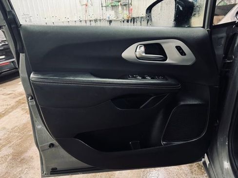 Certified 2025 Chrysler Pacifica Limited image 13