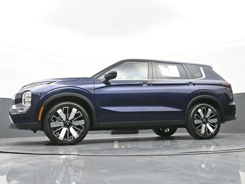 Used 2025 Mitsubishi Outlander SE image 42