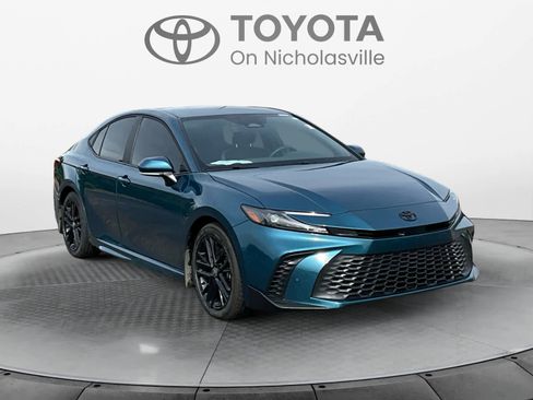 Used 2025 Toyota Camry SE w/ Convenience Package FWD image 8