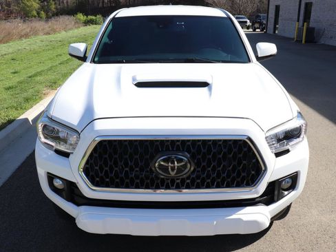 Used 2018 Toyota Tacoma TRD Sport image 2