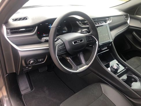 New 2025 Jeep Grand Cherokee Altitude image 14