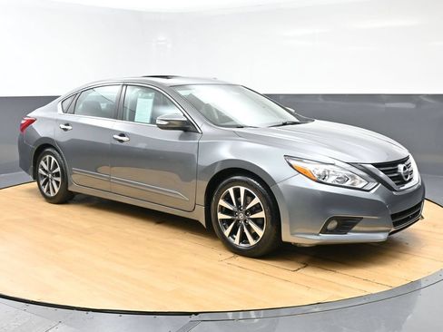 Used 2016 Nissan Altima 2.5 SV w/ Convenience Package FWD image 3