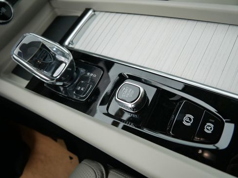 New 2026 Volvo XC60 B5 Ultra w/ Climate Package image 9