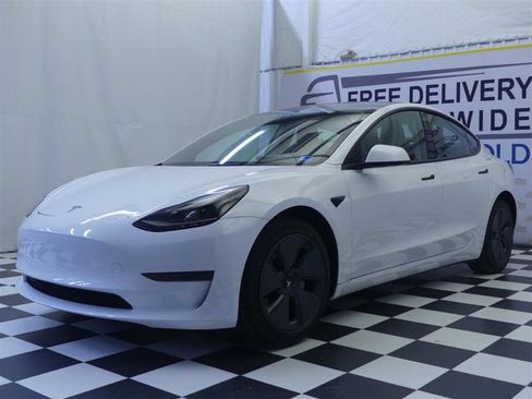 Used 2023 Tesla Model 3 Standard Range image 3