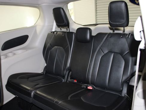 Used 2024 Chrysler Pacifica Touring-L image 25