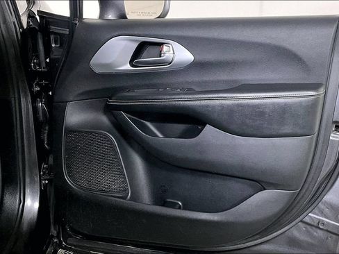Used 2020 Chrysler Pacifica Limited w/ Advanced Safetytec Group FWD image 24