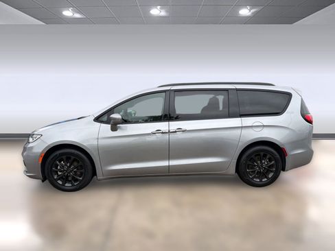 Used 2021 Chrysler Pacifica Touring w/ S Appearance Package FWD image 2