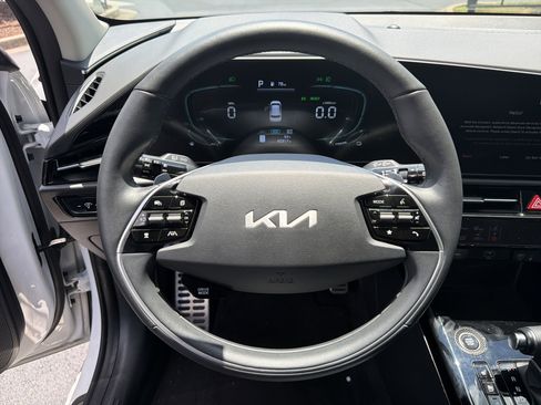 Used 2023 Kia Niro SX Touring FWD image 10