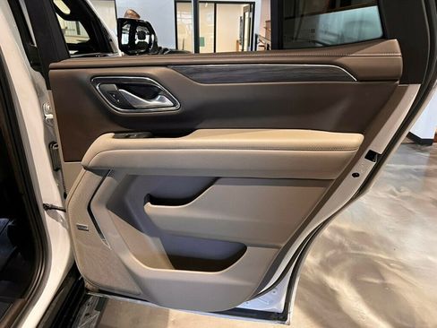 Used 2022 GMC Yukon SLT w/ SLT Premium Package image 14