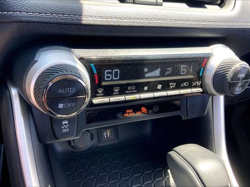 Used 2025 Toyota RAV4 LE AWD/4WD image 32