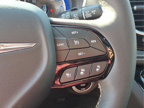 Used 2025 Chrysler Pacifica Limited image 16