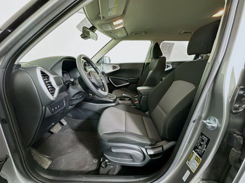 Used 2025 Kia Soul LX w/ LX Technology Package image 13