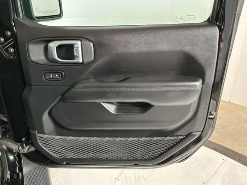 Used 2019 Jeep Wrangler Unlimited Sahara w/ Uconnect 4C Nav & Sound Group AWD/4WD image 13