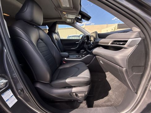 Used 2022 Toyota Highlander XLE AWD/4WD image 29